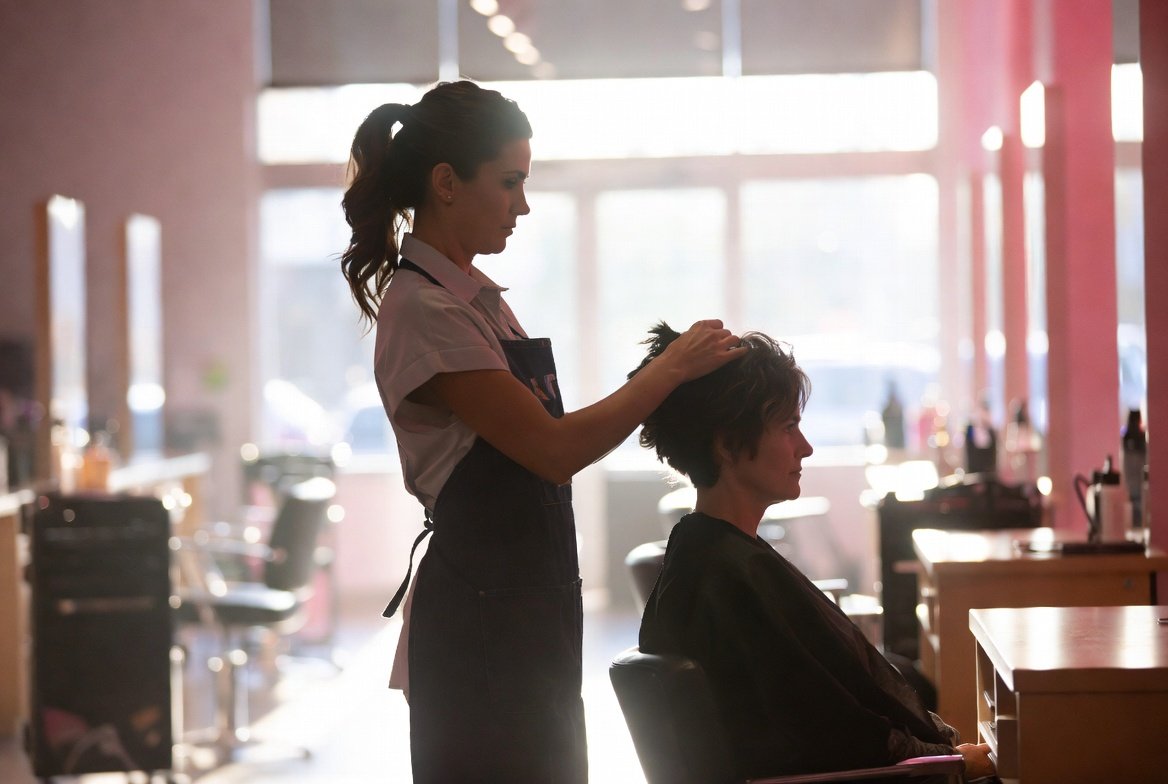Texas cosmetologist working independently at a salon booth station